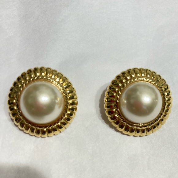 NAPIER signed pearl gold pierced earrings - Picture 1 of 7